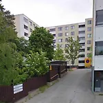 Pihlajisto 1 - Newly Renovated Spacious 4-Bedroom Condo With Patio, Free Parking