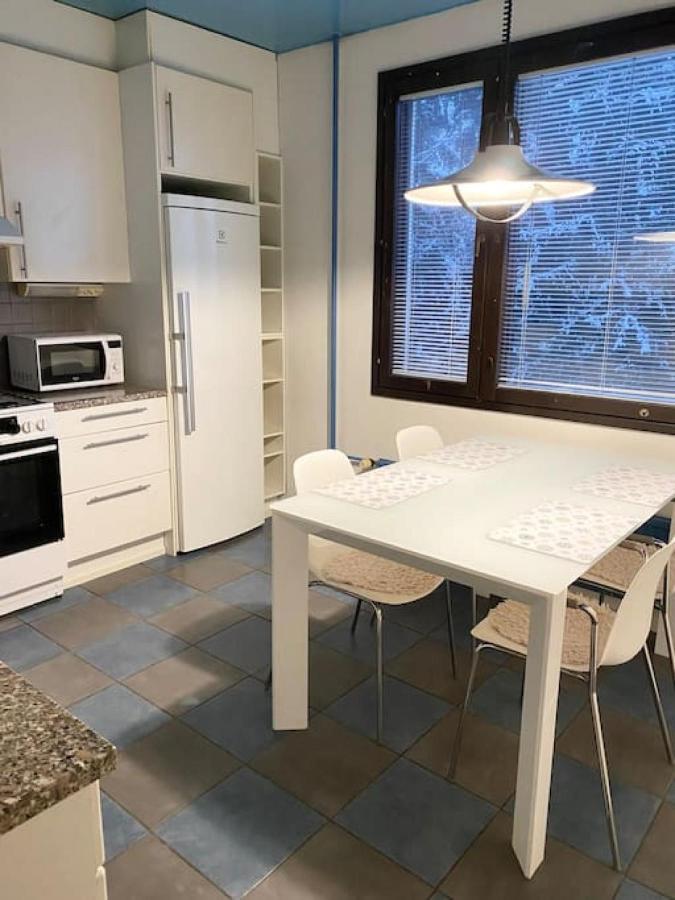 Pihlajisto 1 - Newly Renovated Spacious 4-bedroom With Patio, Free Parking Apartment Helsinki