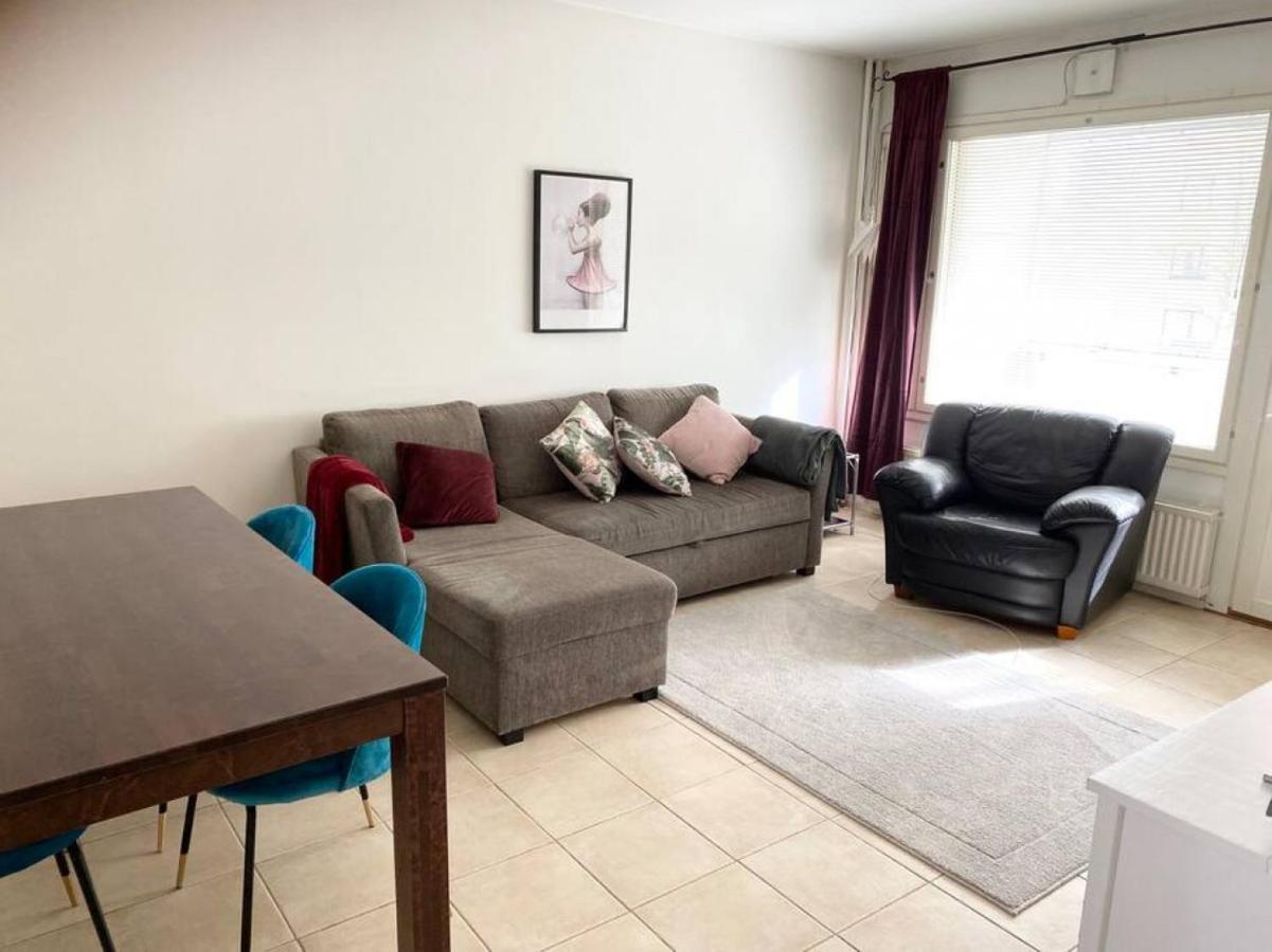 Pihlajisto 1 - Newly Renovated Spacious 4-bedroom With Patio, Free Parking Apartment Helsinki