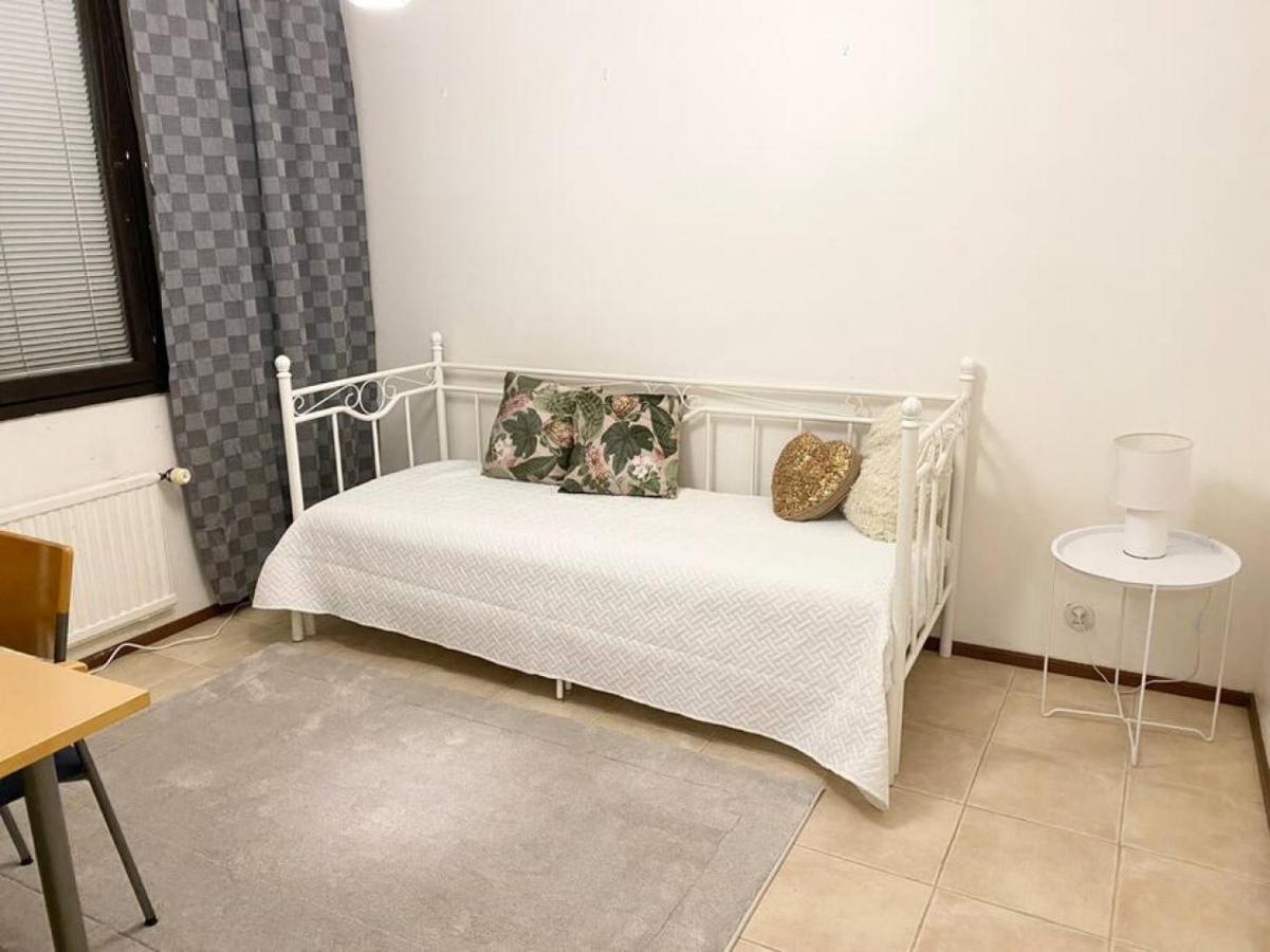 Pihlajisto 1 - Newly Renovated Spacious 4-bedroom With Patio, Free Parking Apartment